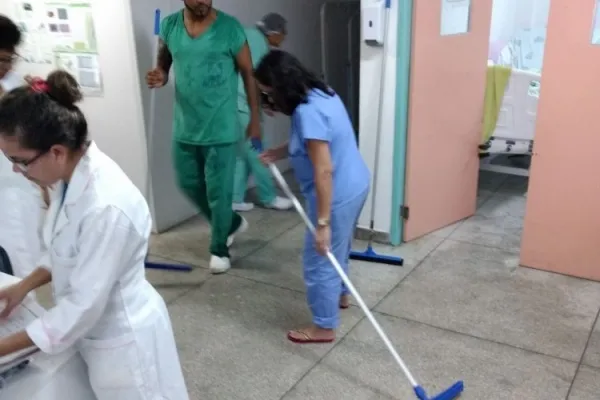 
				
					Pacientes usam sombrinhas para fugir de goteiras na Santa Mônica
				
				