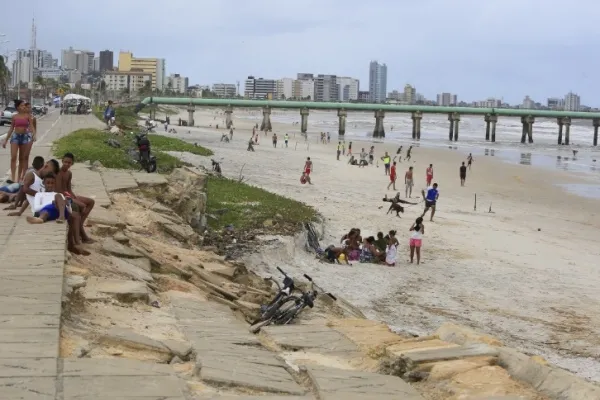 
				
					Ressaca do mar e erosão costeira provocam danos na orla urbana de Maceió
				
				
