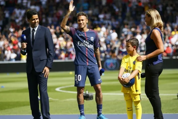 
				
					Neymar quebra protocolo, arrisca francês e leva torcida ao delírio 
				
				