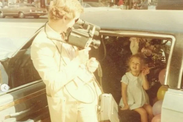 
				
					Paris Hilton mostra fotos raras de sua infância ao parabenizar o pai: 'saudades'
				
				