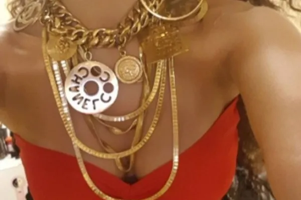 
				
					Anitta usa, na gravação de videoclipe, colar avaliado em R$ 11,2 mil 
				
				