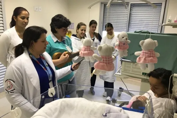 
				
					Médica de Botucatu canta para bebês e muda rotina em UTI neonatal
				
				