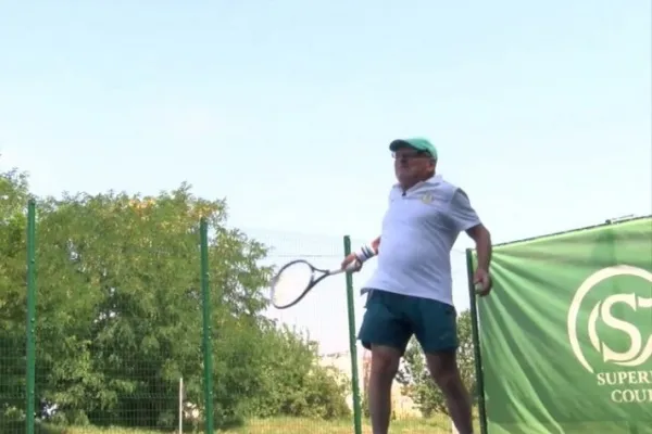 
				
					Boa forma de um jogador de tênis de 93 anos
				
				