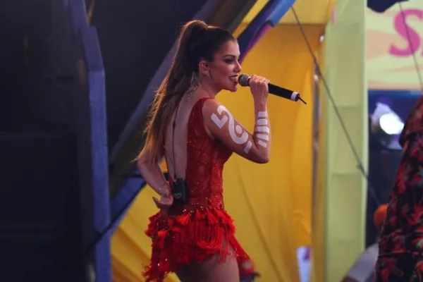 
				
					Millane Hora recebe, na Suíça, prêmio de cantora revelação do carnaval
				
				