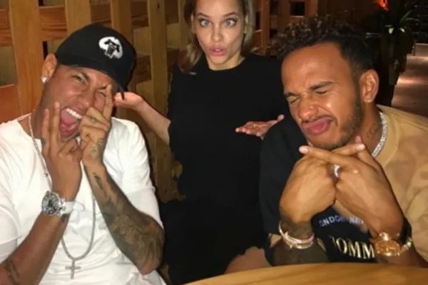 
				
					Angel portuguesa apontada como affair de Neymar manda indireta na web
				
				
