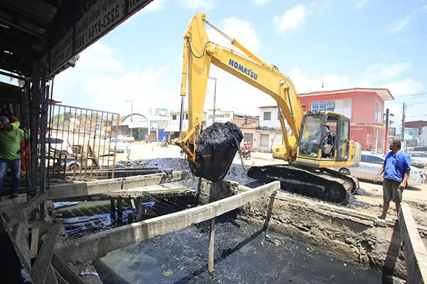 
				
					Município inicia recapeamento e desobstrução do canal na Senador Rui Palmeira
				
				