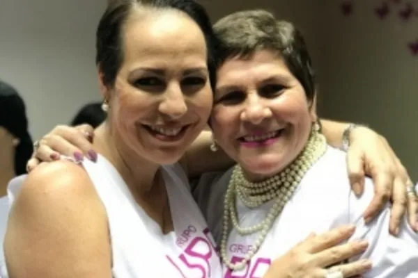 
				
					Síndrome hereditária: a luta de três mulheres para vencer o câncer de mama
				
				