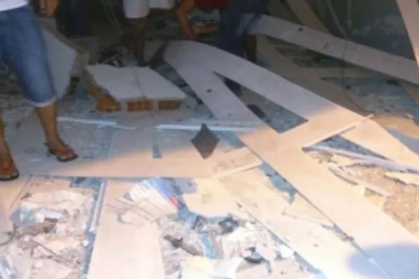 
				
					Bandidos explodem caixas eletrônicos do banco Bradesco em Mata Grande
				
				