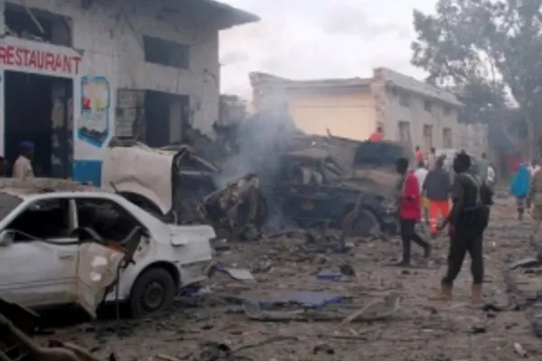 
				
					Explosão de carro-bomba deixa mortos e feridos na Somália
				
				