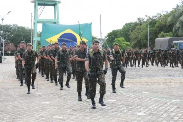 
				
					Com desfiles e homenagens, militares celebram centenário do Exército em Alagoas 
				
				