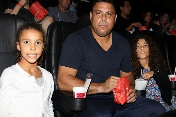 
				
					Ronaldo curte cinema com as filhas e semelhança volta a impressionar
				
				