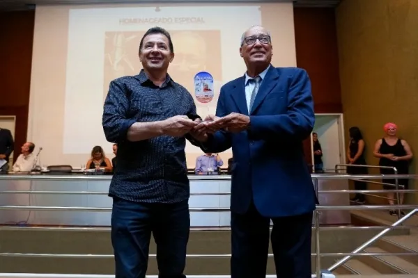 
				
					Radialista Arivaldo Maia é homenageado no Prêmio Odete Pacheco 
				
				