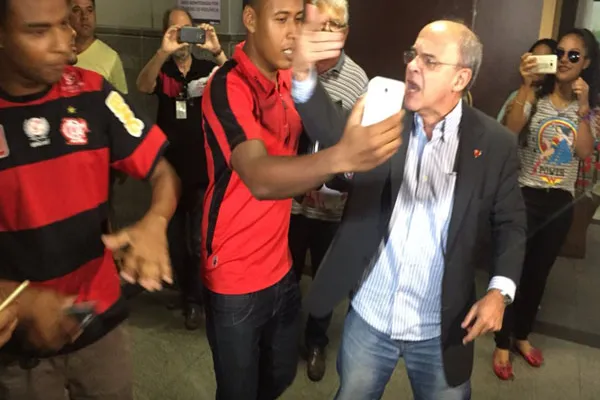 
				
					Fla desembarca em Salvador e César escuta gritos de ''melhor goleiro do Brasil"
				
				