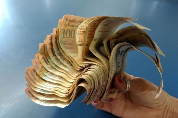 
				
					Catador encontra dinheiro venezuelano no lixo, mas não consegue trocar nota
				
				