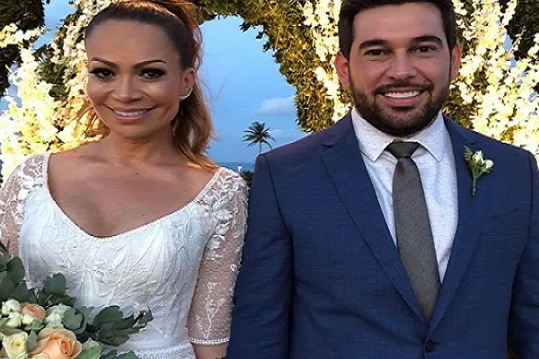 
				
					Solange Almeida se casa com Leandro Andriani em cerimônia ao ar livre
				
				