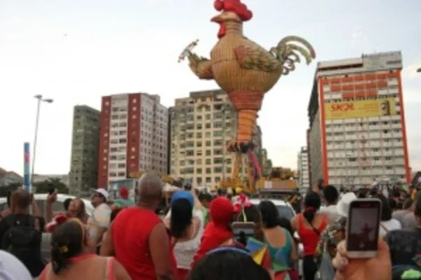 
				
					Com atraso de quase 12 horas, galo gigante fica de pé no Centro do Recife
				
				