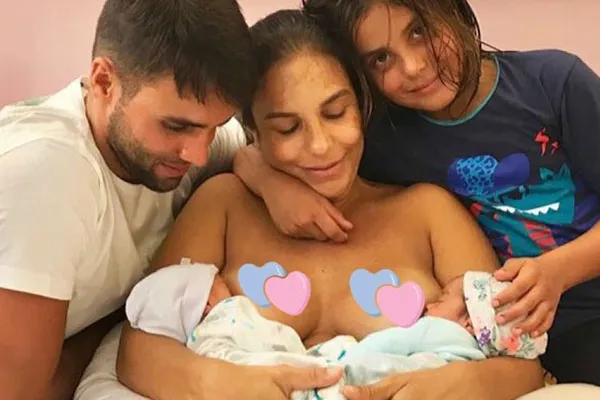 
				
					Ivete Sangalo e família comemoram um mês de nascimento das gêmeas
				
				