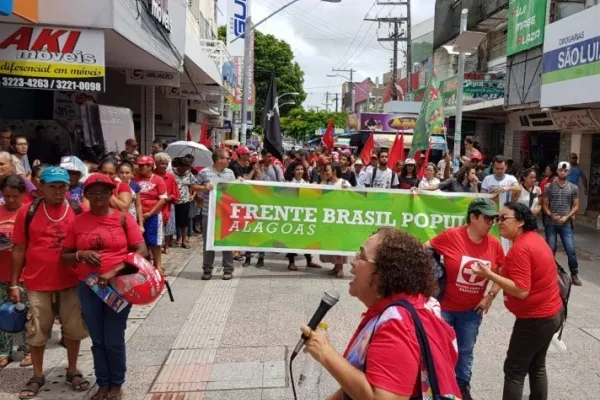 
				
					Apoiadores fazem caminhada no centro de Maceió pedindo a liberdade de Lula
				
				