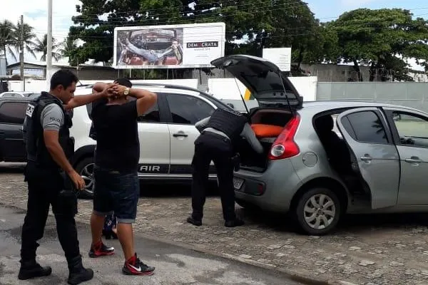 
				
					Grupo que aplicava golpes em idosos é preso em flagrante em Maceió
				
				