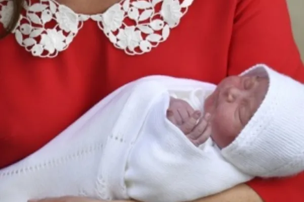 
				
					Kate e príncipe William deixam maternidade com novo bebê
				
				
