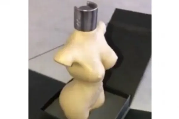
				
					Kim Kardashian lança perfume com frasco inspirado no formato do seu corpo
				
				