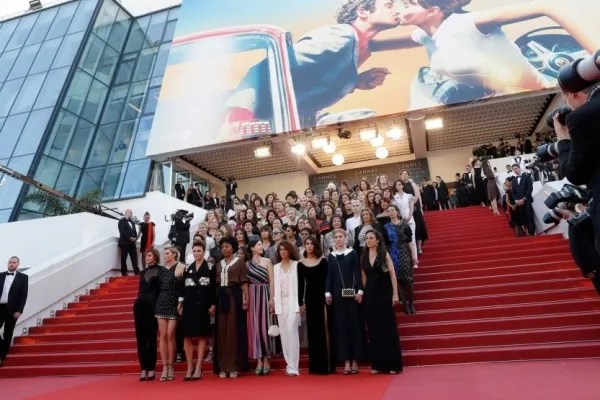 
				
					Cannes tem protesto de 82 mulheres estrelas do cinema por igualdade salarial
				
				