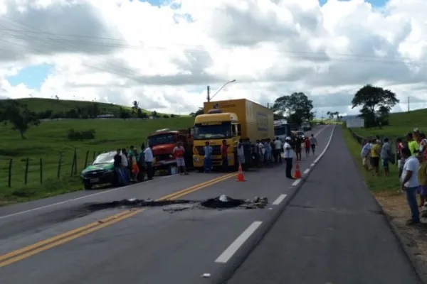 
				
					Caminhoneiros bloqueiam novos pontos de rodovias em Alagoas
				
				