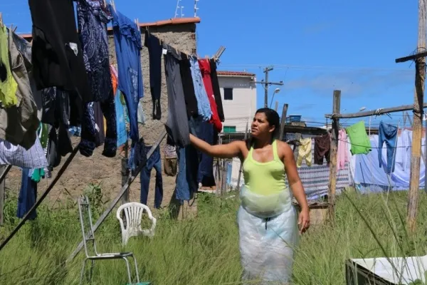 
				
					Com dificuldades, lavadeiras artesanais resistem e mantêm tradição em Maceió
				
				
