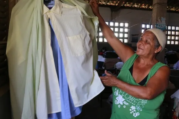 
				
					Com dificuldades, lavadeiras artesanais resistem e mantêm tradição em Maceió
				
				