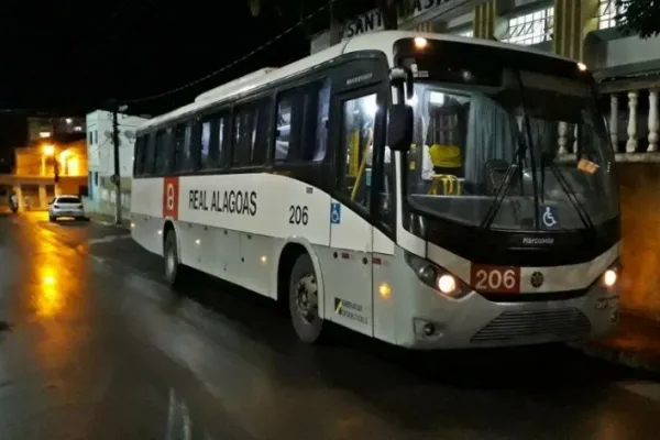 
				
					Assalto a ônibus deixa um morto e três feridos em São Miguel dos Campos
				
				