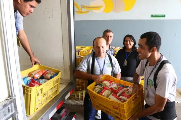 
				
					OAM entrega cerca de 6 toneladas de alimentos arrecadados no Forró & Folia
				
				