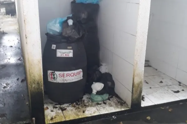 
				
					Lixo hospitalar é depositado em local impróprio em Santa Luzia do Norte
				
				