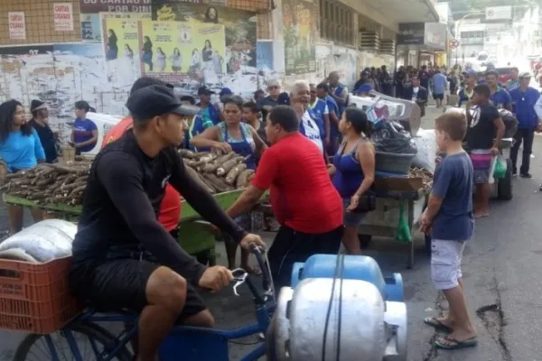 
				
					Sem resistência, ambulantes começam a ser retirados da Rua das Árvores
				
				
