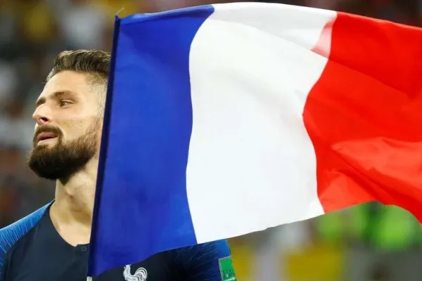 
				
					França goleia a Croácia e é bicampeã 20 anos após título em casa
				
				
