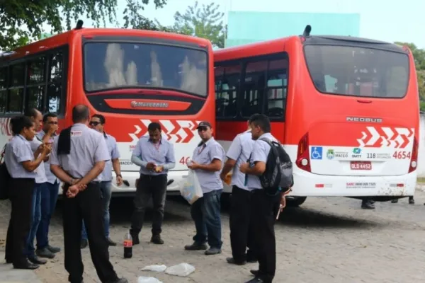 
				
					Moradores impedem saída de ônibus nos terminais do Village e Graciliano 
				
				