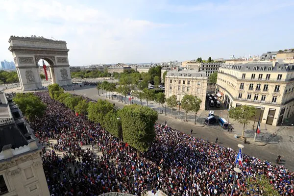 
				
					Com a taça nas mãos, franceses festejam bi mundial com carreata em Paris
				
				