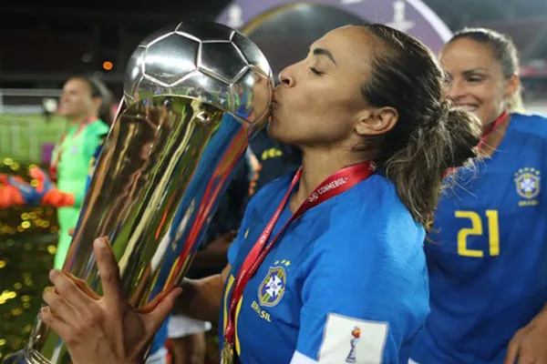 
				
					Entre sonhos realizados, Marta lamenta desvalorização do futebol feminino
				
				