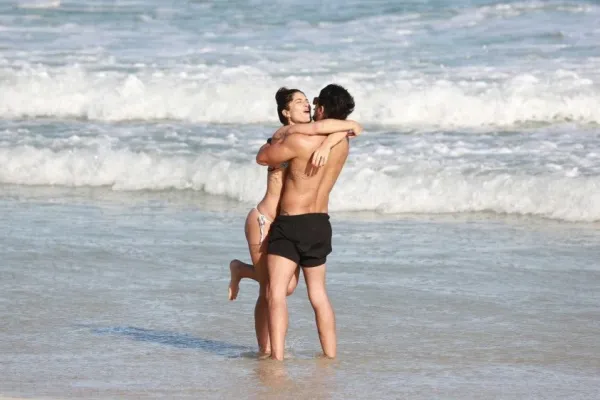 
				
					Em clima quente, Priscila Fantin curte praia com namorado
				
				