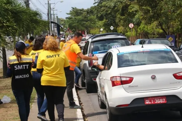 
				
					Ação da SMTT orienta motoristas e pedestres sobre cuidados no trânsito
				
				