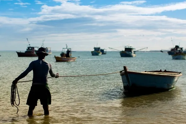 
				
					Pescador: a difícil missão de viver entre a terra e o mar
				
				