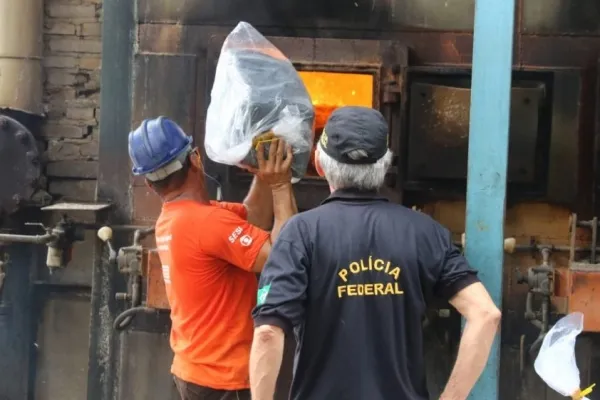 
				
					Polícia Federal incinera 800 kg de drogas apreendidas em Alagoas
				
				