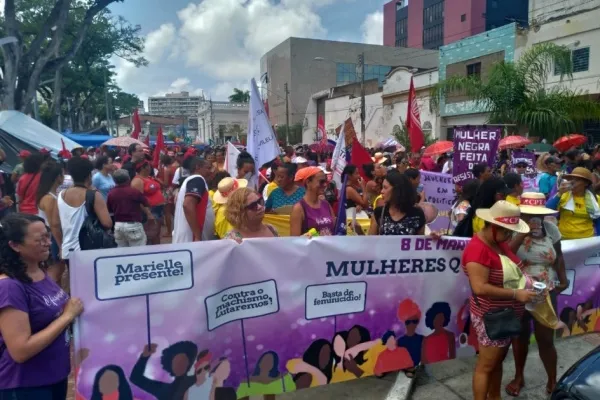 
				
					Dia da Mulher é marcado por ato e caminhada em prol de direitos sociais
				
				
