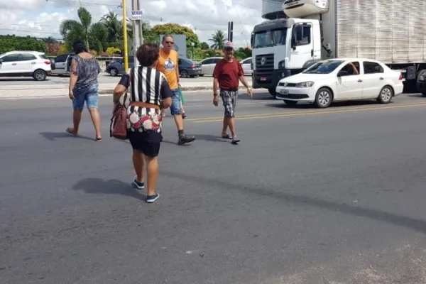 
				
					Sem sinalização, pedestres se arriscam para atravessar Avenida Menino Marcelo
				
				