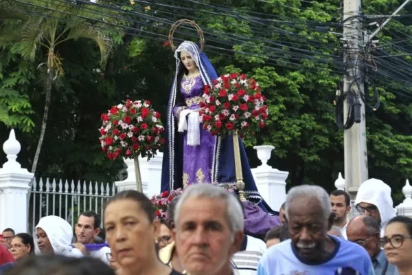
				
					Procissão leva multidão de fiéis ao centro de Maceió
				
				