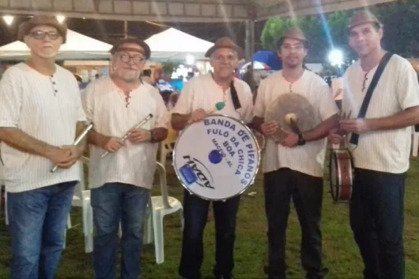 
				
					Festa Literária no Graciliano Ramos reúne moradores e artesãos do bairro
				
				