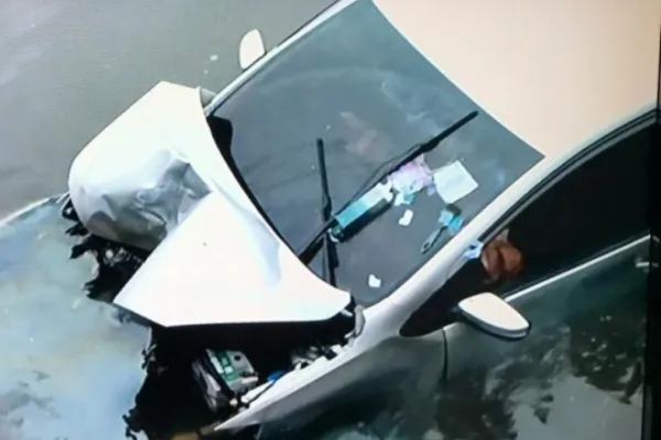 
				
					Motorista perde controle e carro cai na ponte do Mirante da Sereia, em Maceió
				
				