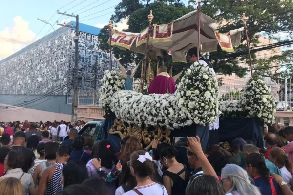
				
					Católicos acompanham tradicional procissão de Corpus Christi em Maceió 
				
				