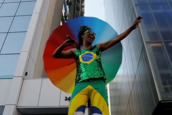 
				
					Parada do Orgulho LGBTI+ celebra criminalização da homofobia
				
				