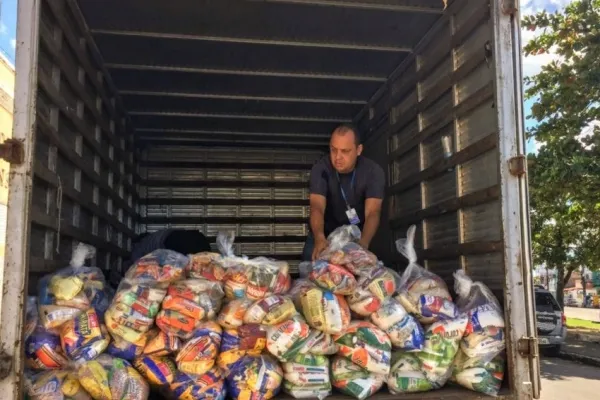 
				
					OAM doa cerca de 15 toneladas de alimentos a ONGs de Alagoas
				
				
