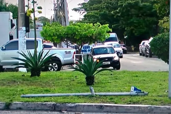
				
					Homens são presos ao serem flagrados arrancando placa de sinalização de rua
				
				